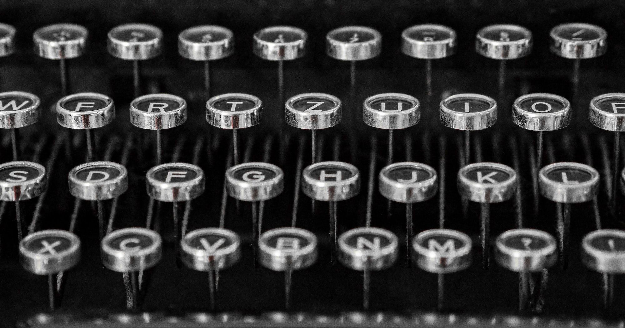 Tasten einer alten mechanischen Tastatur, Nahaufnahme, schwarz/weis