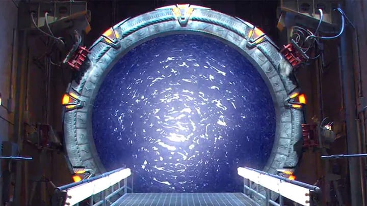In der Mitte das Stargate im Stargate Center. Davor vor die Rampe, darum die Aufhängung.
